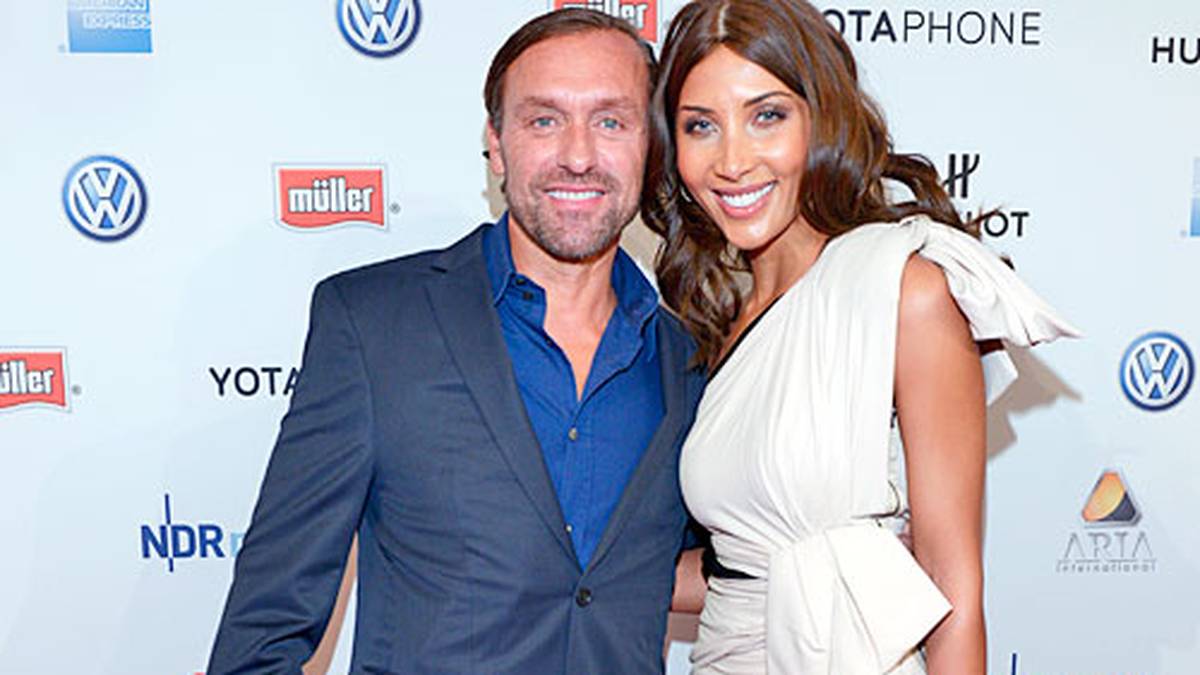 Thomas Doll verschlägt es nach der Wende nach Hamburg. Beim HSV spielt er seine erste Bundesliga-Saison, später trainiert er die Norddeutschen und führt sie in die Champions League. Mittlerweile lebt Doll in Budapest, wo er seit 2013 Ferencvaros trainiert. In Ungarn lernt er auch Kristin Kossi kennen. Mit dem Model ist Doll bis 2017 liiert