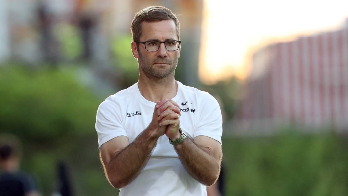 MICHAEL WIESINGER: Hat sowohl als Spieler als auch als Trainer eine Vergangenheit beim  1. FC Nürnberg. Nach seinem Engagement in Franken (2012-2013) noch beim SV Elversberg und dem KFC Uerdingen an der Seitenlinie, seit einem knappen Jahr vereinslos