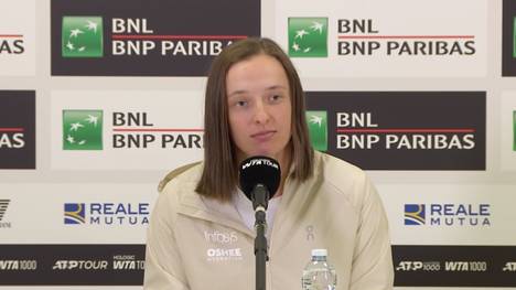 Tennis-Star Iga Swiatek dementiert Gerüchte über einen Wimbledon-Verzicht deutlich und kritisiert die Medienberichte, besonders in ihrer polnischen Heimat. Die Polin will auf Rasen dazulernen und plant fest mit einem Start in England.