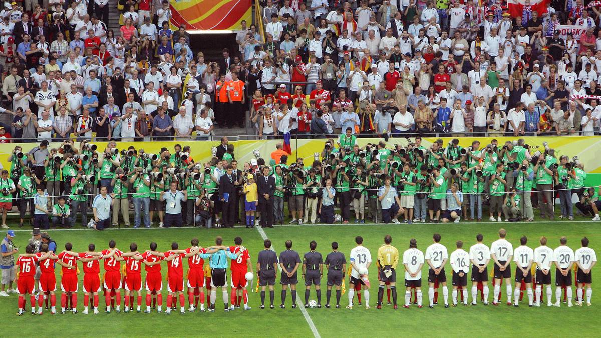 Die Duelle zwischen beiden Nachbarländern haben eine lange Geschichte. Häufig geht es hoch her, selbst wenn einige Partien nur Freundschaftsspielcharakter haben. SPORT1 zeigt die bemerkenswerte Aufeinandertreffen