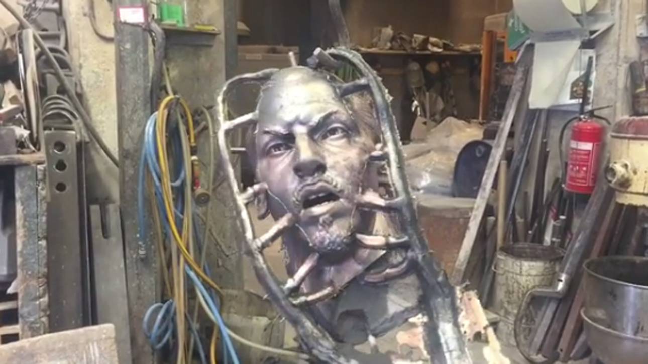 Ibrahimovic zeigt seine Statue