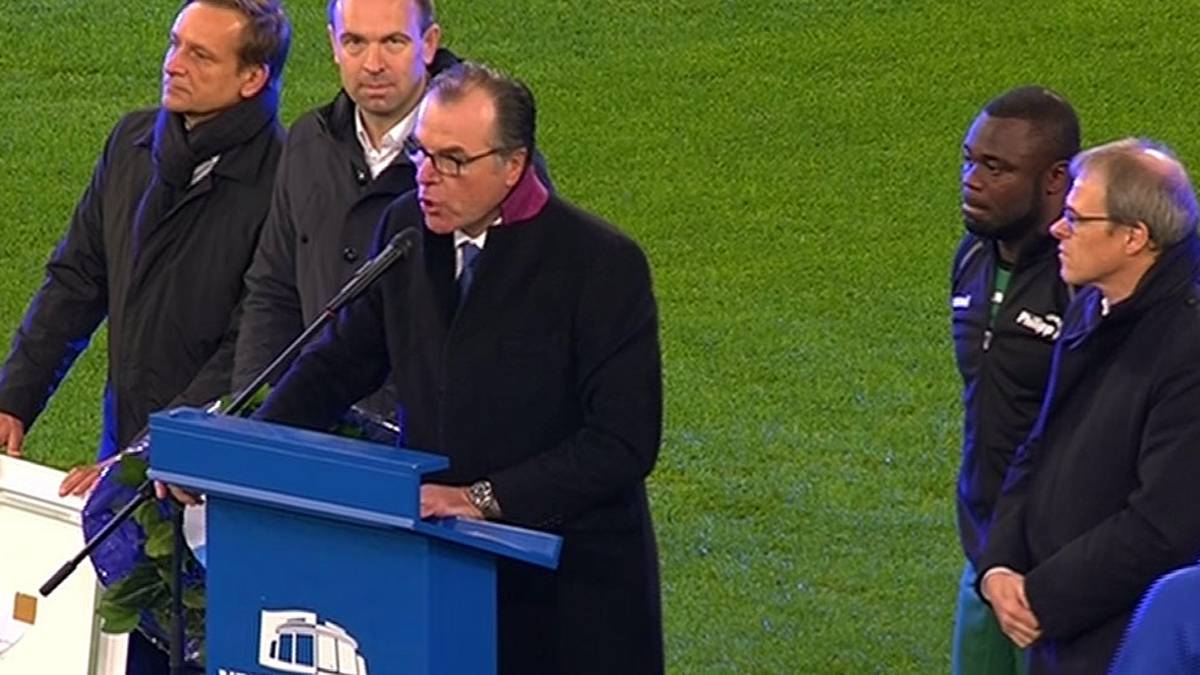 Auch Schalke-Boss Clemens Tönnies setzt mit seiner emotionalen Rede ein starkes Zeichen. "Hass, Gewalt und Terror dürfen nicht die Oberhand gewinnen", stellt er klar: "Wir lassen uns nicht einschüchtern und kapitulieren nicht vor Terroristen", sagt der 59-Jährige und erntet tosenden Applaus von den Rängen