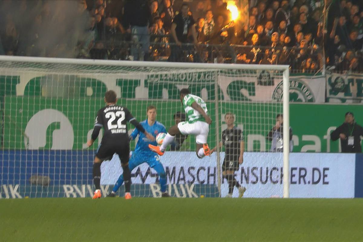 Greuther Fürth gewinnt durch einen Last-Minute-Treffer von Ragnar Ache das Frankenderby gegen Nürnberg.