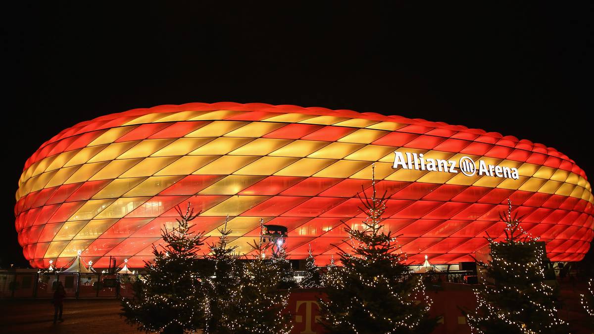 Das Stadion ist dementsprechend weihnachtlich beleuchtet – und sieht aus wie ein gigantisches Geschenk