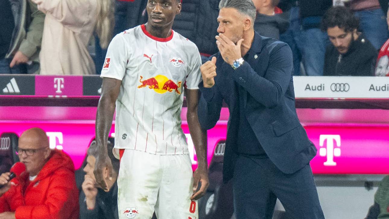 Martín Demichelis kommuniziert mit Ezechiel Banzuzi an der Seitenlinie