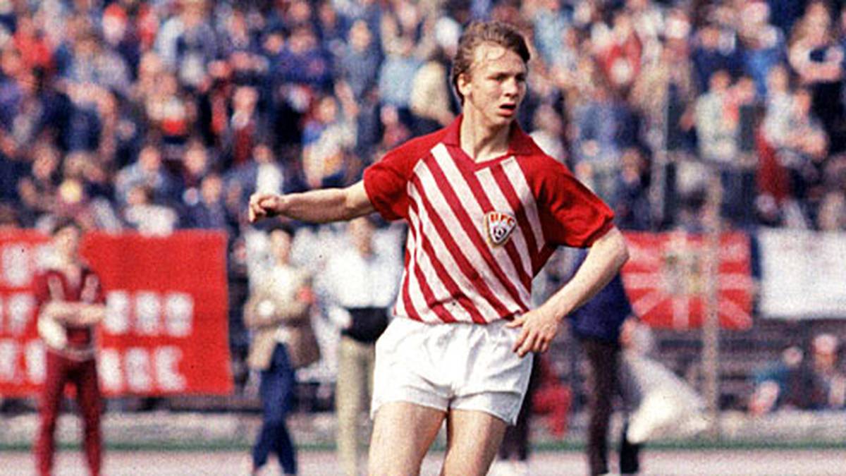 Andreas Thom gehört auch zum Starensemble beim BFC Dynamo. Der Angreifer wird 1988 DDR-Fußballer des Jahres und wechselt nach dem Mauerfall als erster DDR-Spieler offiziell in die Bundesliga zu Bayer Leverkusen. Beim ersten Länderspiel der gesamtdeutschen Mannschaft wird Thom eingewechselt