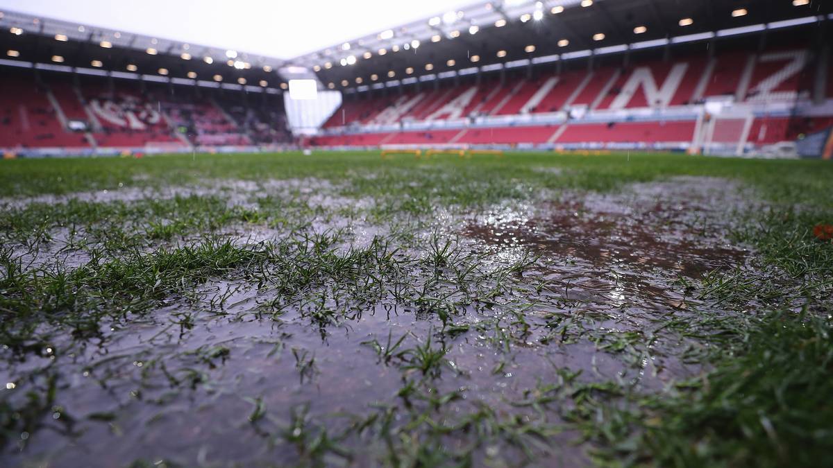 Auf Gomez und Co. wartet in der Opel Arena eine echte Wasserschlacht: Nicht nur am Spielfeldrand...