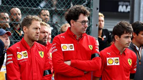 Mattia Binotto (m.) will trotz der Differenzen an Sebastian Vettel (l.) und Charles Leclerc festhalten