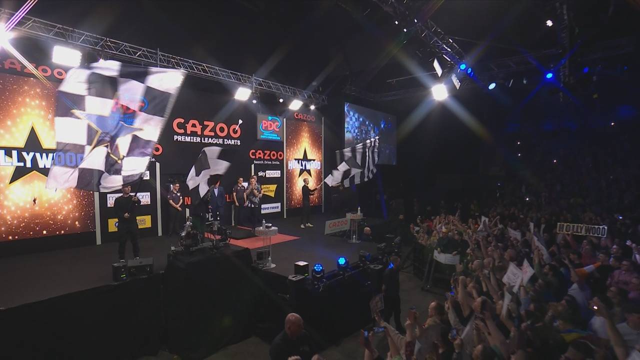 Darts Premier League: Chris Dobey wird beim Walk-On in Newcastle gefeiert