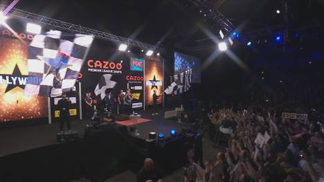 Chris Dobey wird an seinem Heimspieltag der Premier League of Darts besonders spektakulär von seinen Fans begrüßt.