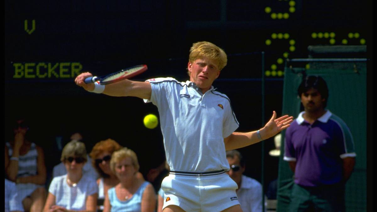 Ein Jahr später wird Becker zum zweiten Mal Junioren-Weltmeister und wiederholt seinen Coup in Wimbledon. Der an Nummer vier gesetzte Deutsche bezwingt den Weltranglistenersten Ivan Lendl in drei Sätzen