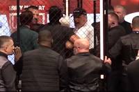 Beim Face-off vor dem Showmatch zwischen KSI und Tommy Fury betritt Fury-Vater John den Käfig und ist nicht mehr zu bremsen.
