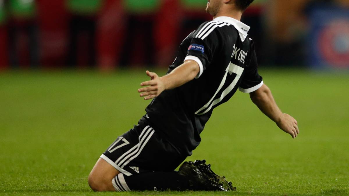 Andrja Zivkovic  wird zum Augsburger Schreckensgespenst. Mit seinem zweiten Treffer entscheidet er die Partie