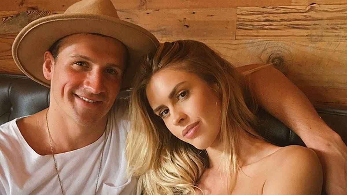 Schwimm-Star Ryan Lochte (l.) kuschelt mit seiner Freundin, Model Kayla Rae Reid