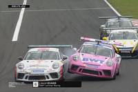 Dylan Pereira gewinnt beim Porsche Mobil 1 Supercup in Ungarn sein zweites Rennen in Folge. Teamkollege Jaxon Evans versucht es mit der Brechstange und wird dafür doppelt bestraft. 