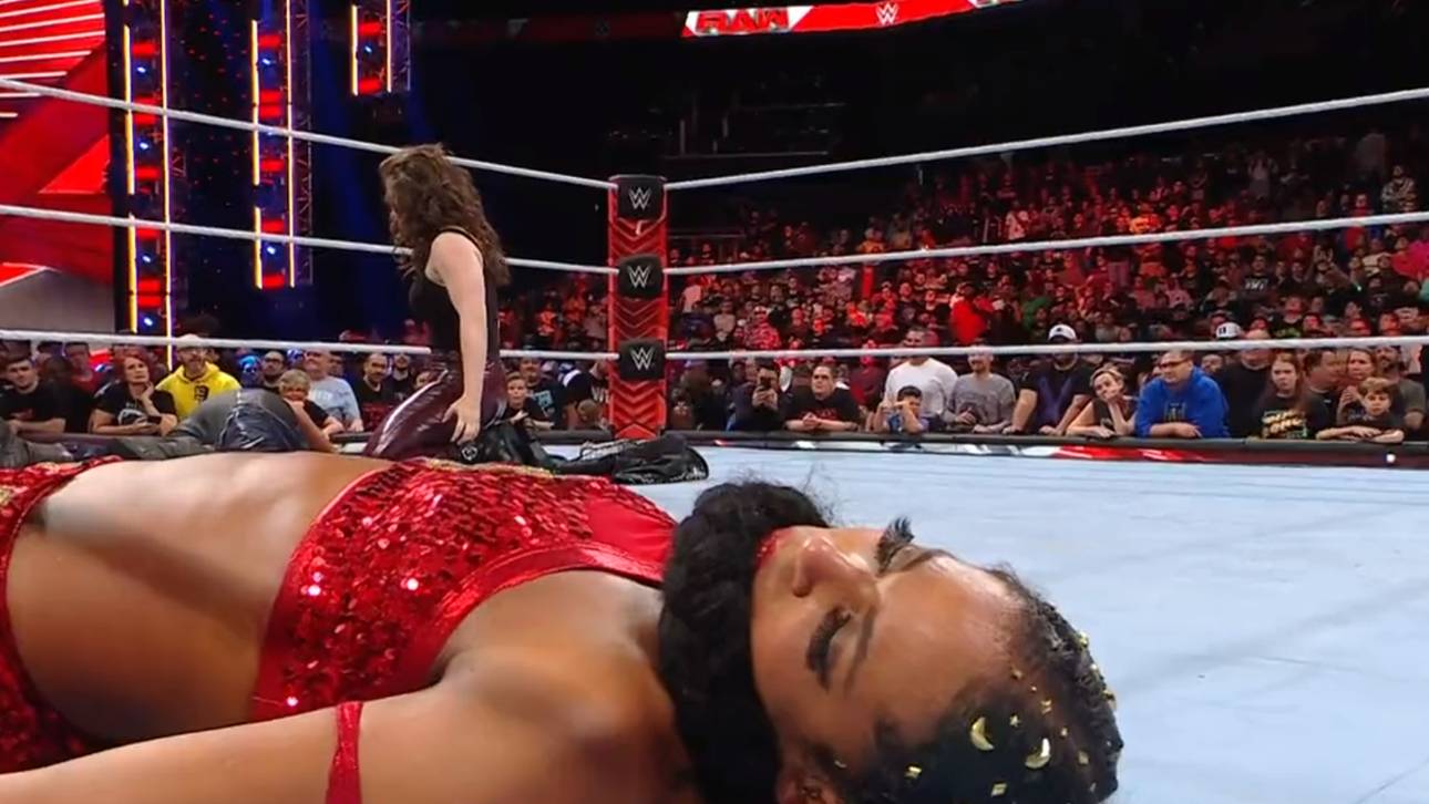 WWE: Chaos-Comeback unter Buhrufen