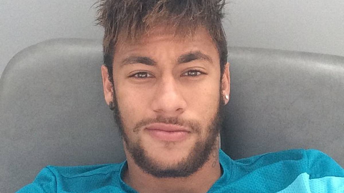 In der vergangenen Saison ist Neymar noch als Struwwelpeter unterwegs - auf dem Kopf wie auch im Gesicht