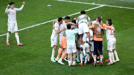 Spanien schlägt im Achtelfinal-Krimi Kroatien mit 5:3 und zieht ins Viertelfinale ein. Dabei war la furia roja fast schon raus nach der Vorrunde. Nun schlägt die Wundertüte Spanien aber auf einmal zu.