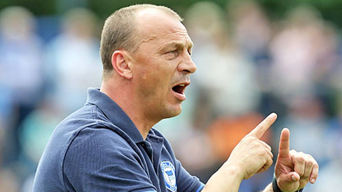 Thom erzielt in der Bundesliga in 212 Spielen 41 Tore. Am Ende seiner Karriere läuft er für die Hertha auf. Später hilft Thom beim Hauptstadtklub als Interimscoach aus. Nach Stationen u.a. als Co-Trainer von Holstein Kiel trainiert der 52-Jährige mittlerweile die U17 bei Hertha