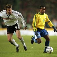 Der brasilianische Superstar Romario will es noch einmal wissen: Der WM-Held von 1994 kehrt auf den Platz zurück, um an der Seite seines Sohnes spielen.