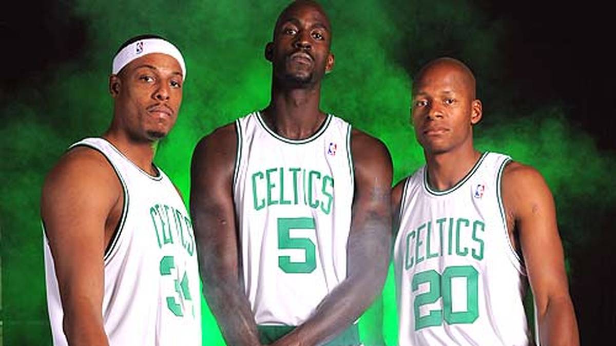 Satte sieben Spieler plus zwei First-Round-Picks schickt Boston zu den T-Wolves, um mit Garnett, Paul Pierce (l.) und Ray Allen (r.) eine Big Three zu formen. Es ist zum damaligen Zeitpunkt der Trade mit den meisten Spielern, die für nur einen einzigen Akteur eingetauscht werden