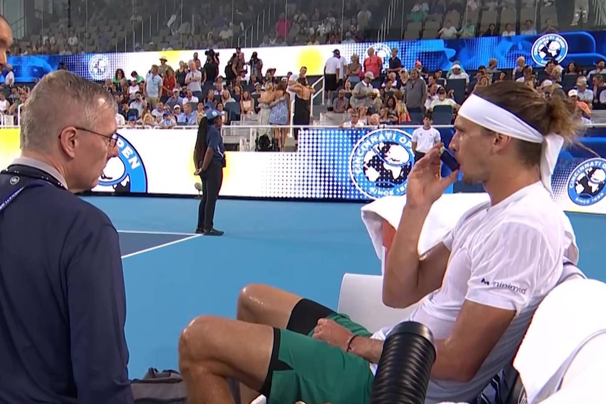 Bei seinem deutlichen Sieg gegen Ben Shelton im Viertelfinale des ATP-Turniers von Cincinnati kämpft Alexander Zverev zwischenzeitlich mit Atemproblemen. Eine Erklärung hat er nach dem Spiel noch nicht parat.