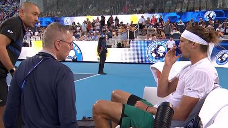 Bei seinem deutlichen Sieg gegen Ben Shelton im Viertelfinale des ATP-Turniers von Cincinnati kämpft Alexander Zverev zwischenzeitlich mit Atemproblemen. Eine Erklärung hat er nach dem Spiel noch nicht parat.