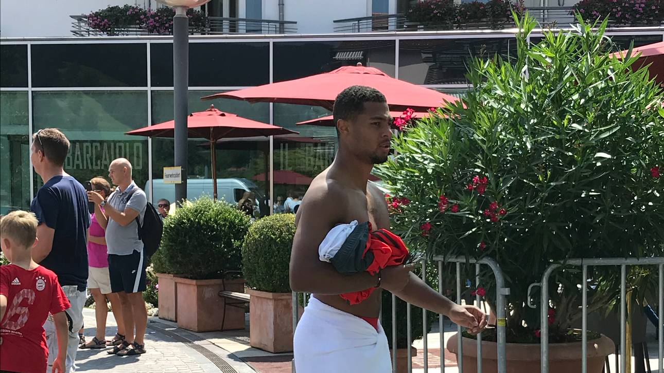 Serge Gnabry gönnt sich nach dem Training ein erfrischendes Bad