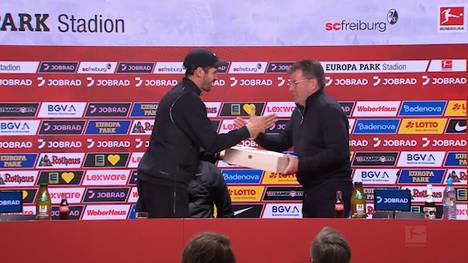Dieter Hecking stand zum 450. Mal an der Seitenlinie. Dafür überreicht Julian Schuster ihm ein besonderes Geschenk und würdigt seine Leistung.