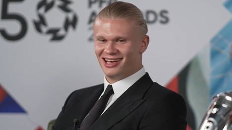 Nachdem er letzte Saison das Triple mit Manchester City gewonnen und dazu sämtliche Rekorde gebrochen hat, wurde Erling Haaland jetzt mit dem PFA Player of the Year Award ausgezeichnet. Überrascht hat den 23-Jährigen das nicht, wie er offen zugibt. 