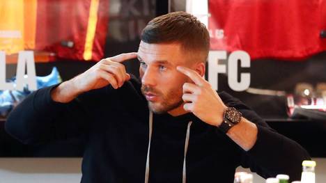 Plant Lukas Podolski eine spektakuläre Rückkehr? Laut Transferexperte Fabrizio Romano steht Podolski in fortgeschrittenen Verhandlungen mit einem ganz besonderen Klub: Gornik Zabrze