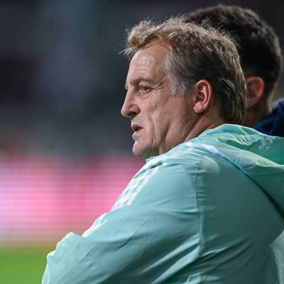 Der neue Trainer Thomas Reis hat die Aufgaben im Betreuerteam des Bundesligisten Schalke 04 neu verteilt - und Mike Büskens hat damit keinen Platz mehr auf der Bank.