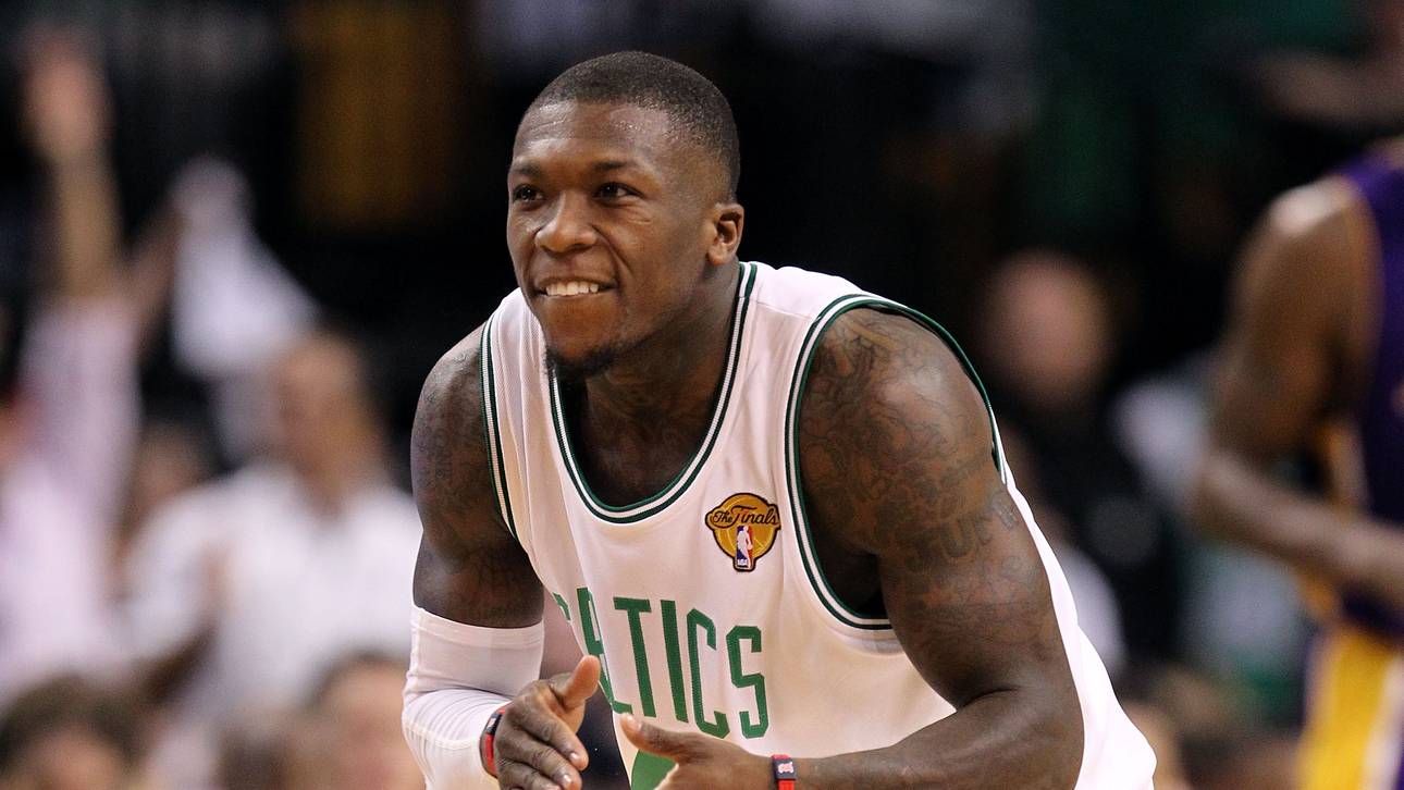 NBA-Star dribbelt unter Hüne durch