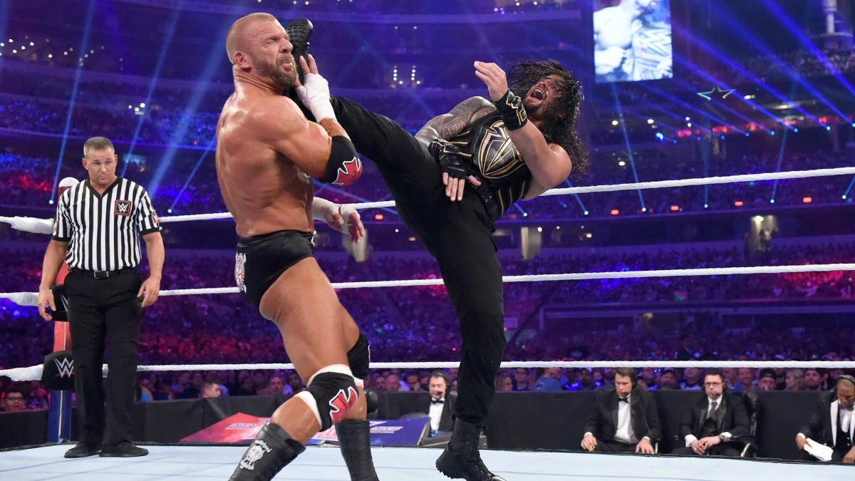 Gegner ist Roman Reigns, mit dem es WWE trotz anhaltender Buhrufe der Fans diesmal durchzog: Er besiegt Triple H um den WWE-Titel und erklimmt den Gipfel der Liga