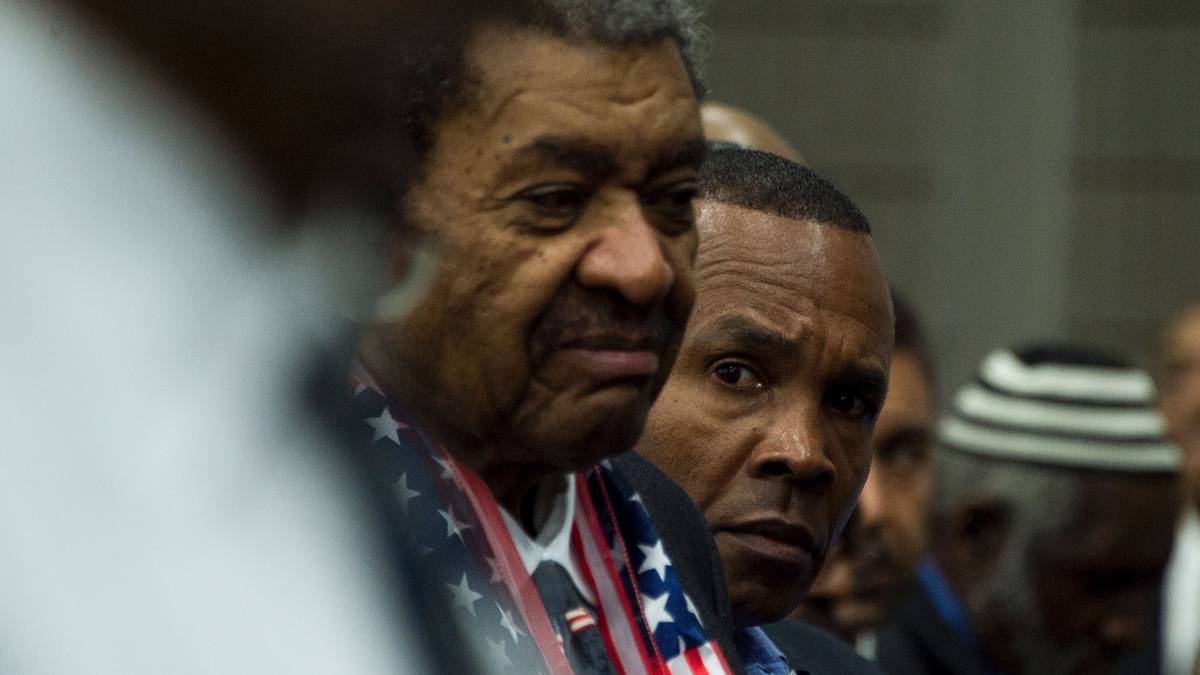 Der Box-Promoter Don King (l.) und der ehemalige Profi-Boxer Ray Charles 'Sugar' Leonard sind ebenfalls vor Ort anzutreffen