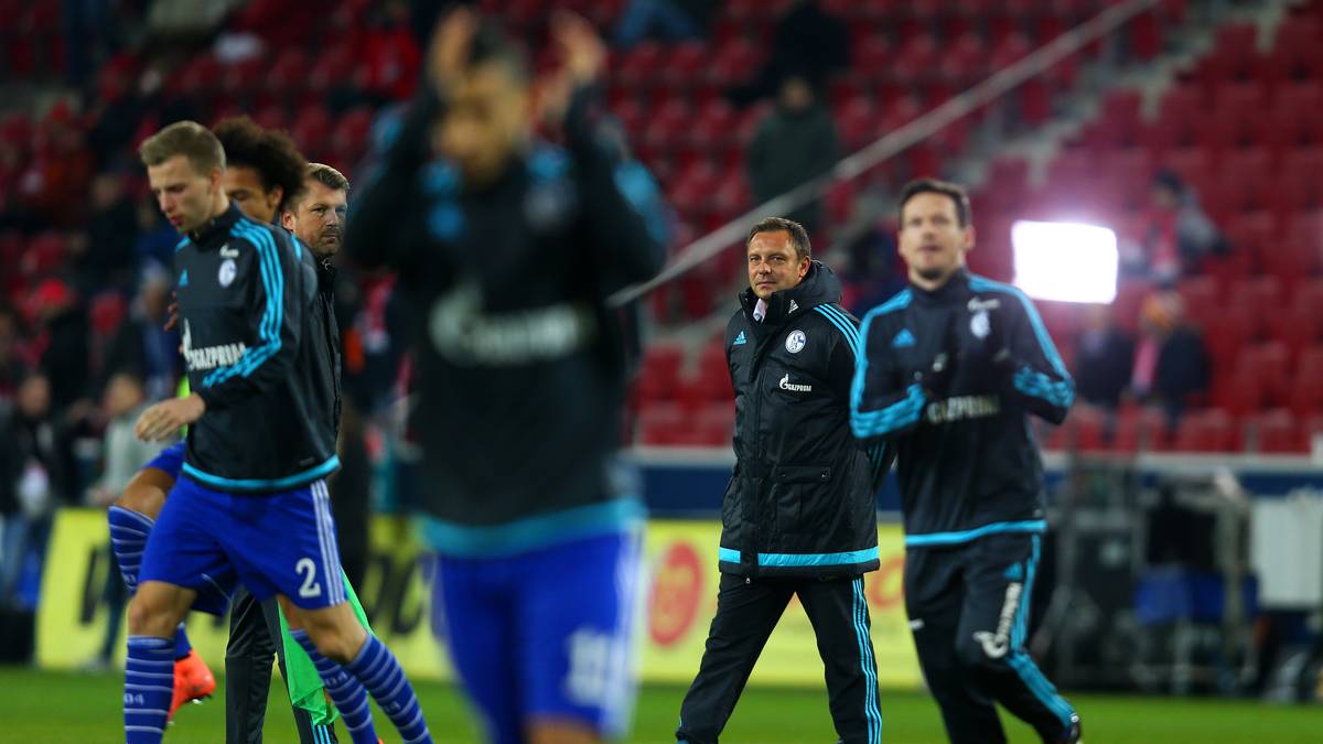 S04-Coach Andre Breitenreiter schaut schon beim Aufwärmen genau hin