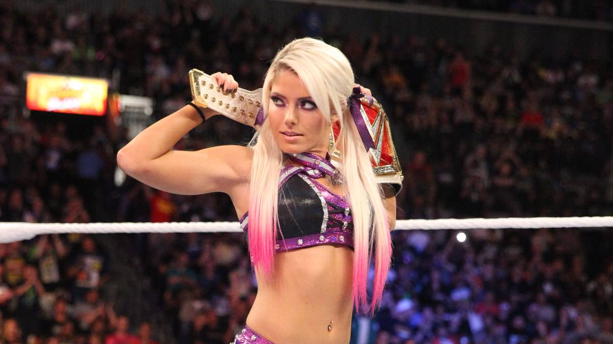 Im vorletzten Match des Abends heißt es Alexa Bliss vs. Ronda Rousey. Bliss erwartet mit dem ihr eigenen Selbstbewusstsein die Ankunft ihrer Gegnerin