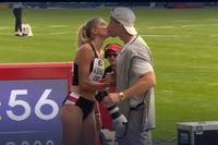 Alica Schmidt überrascht bei den Deutschen Meisterschaften mit einem seltenen Moment: Sie zeigt sie ihren Freund und küsst ihn im TV. Sportlich peilt sie im Finale am Sonntag Bestzeiten und ihre zweite Olympiateilnahme an.