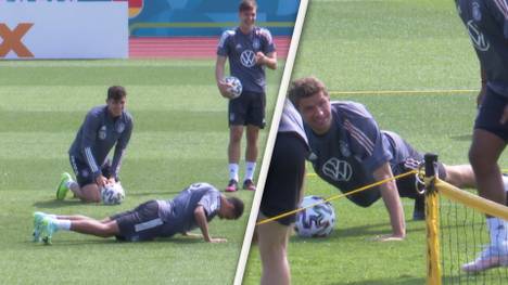Liegestützen kann nicht jeder: Auch beim DFB-Team gibt es da zwei Kandidaten, die nicht die besten Haltungsnoten an den Tag legen. Thomas Müller und Jamal Musiala sorgen mit ihrer Ausführung für Lacher.