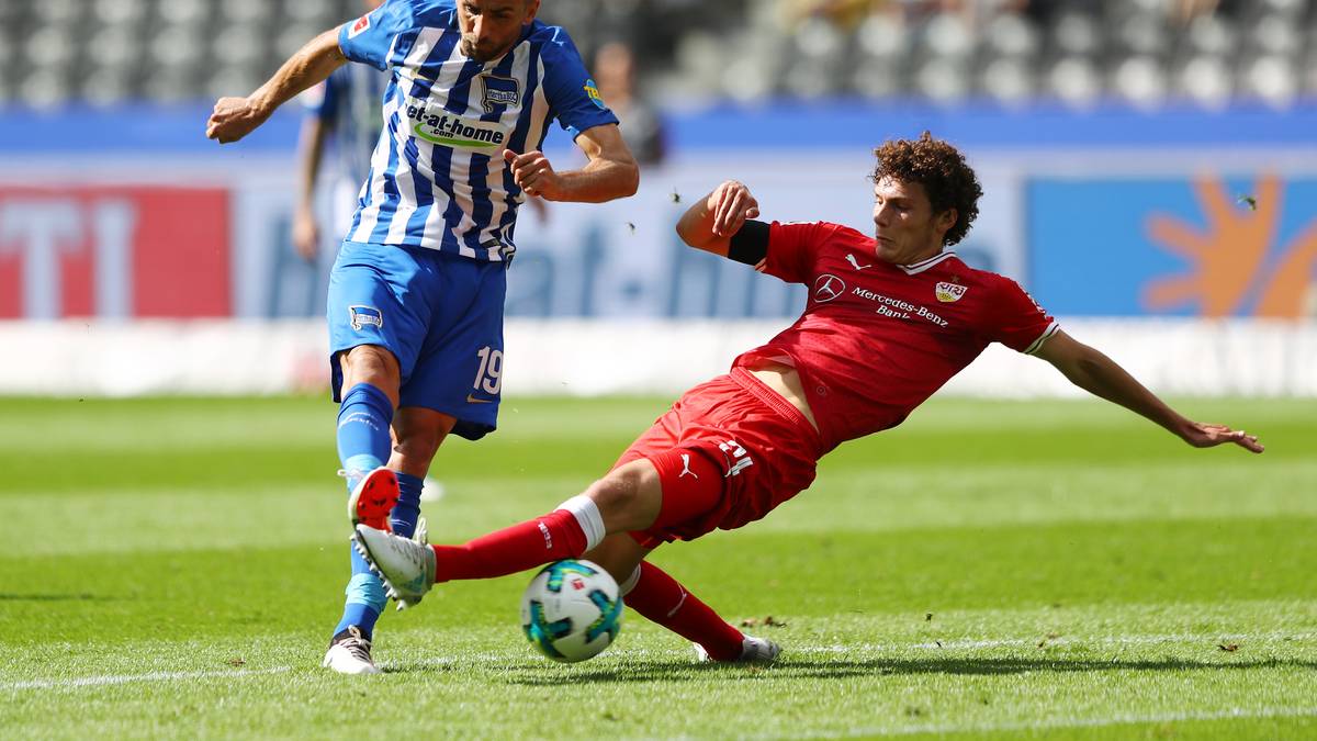 Dann geht's auch auf dem Platz zur Sache. Vedad Ibisevic (r.) behält nicht nur in diesem Zweikampf die Oberhand gegen seinen Ex-Klub