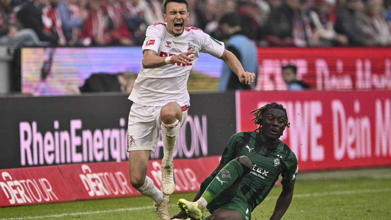 Manu Koné (r.) foult Dejan Ljubicic (l.)