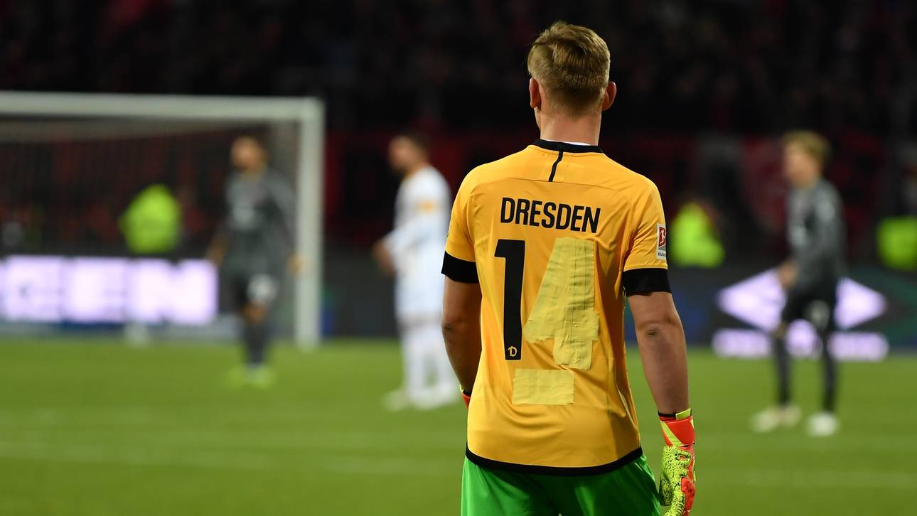 Dynamo-Keeper in kuriosem Trikot