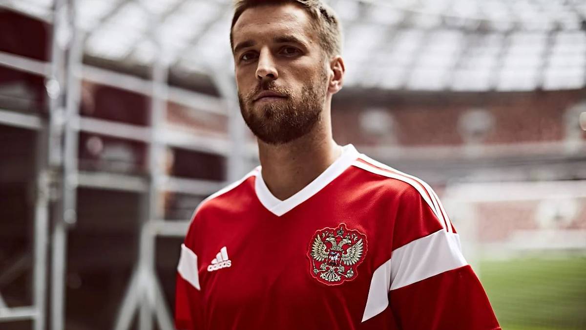 RUSSLAND (Adidas, 89,95 Euro): Der Gastgeber läuft im klassisch rot-weißen Heim-Trikot mit großem Doppel-Adler auf der Brust auf