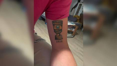 Der VfB-Stuttgart-Fan Christian Zimmermann ist sich sicher: Der VfB wird Pokalsieger. Er ist sich so sicher, dass er sich bereits den Pokal tätowiert hat.