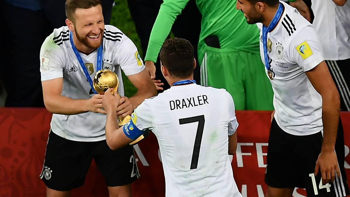 SHKODRAN MUSTAFI: Stand nach seinem Patzer vor dem Gegentor beim Gruppenspiel gegen Chile schwer in der Kritik und schaute die folgenden beiden Partien nur von außen an. Kam im Finale zurück und zeigte eine überzeugende Leistung. Löw weiß, was er an ihm hat