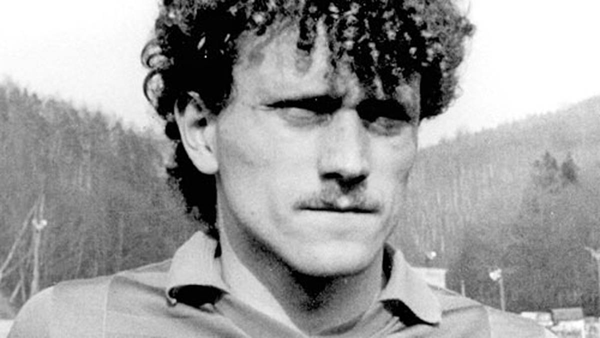 Olaf Marschall trägt in der DDR das Trikot von Lokomotive Leipzig. Er feiert zwei Pokalsiege und schafft 1987 den Finaleinzug im Europapokal der Pokalsieger. Lok unterliegt Ajax Amsterdam