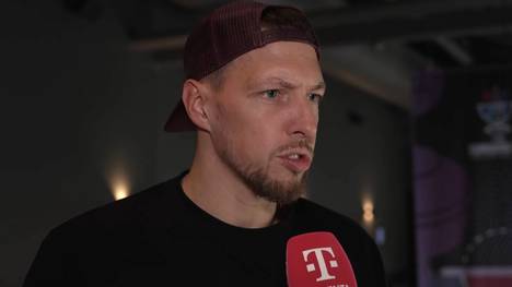 Daniel Theis zieht nach drei Siegen in der Gruppenphase der FIBA EuroBasket 2025 ein Zwischenfazit und äußert sich auch zu den rassistischen Rufen gegen Dennis Schröder.