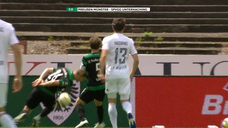 Referee Lukas Benen entscheiden im Spiel Münster gegen Unterhaching zunächst auf Handelfmeter, nimmt den Piff dann aber zurück - und das ohne Videobeweis.