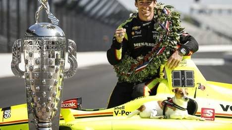 Indy-500-Sieger Simon Pagenaud mit der Borg-Warner-Trophy
