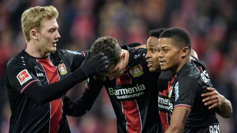 Julian Brandt (l.) ist über diese Saison hinaus an Bayer Leverkusen gebunden